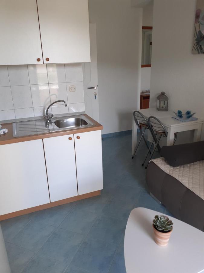 Apartments Lozina Drvenik  Eksteriør bilde